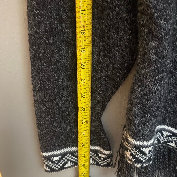 Alpaca hooded black llama sweater with fringe - Picture 9 of 9